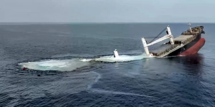 “Toda la tripulación musulmana”: Los barcos en el mar Rojo emiten mensajes para evitar los ataques hutíes