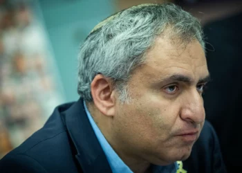El ministro Zeev Elkin asiste a una reunión del Subcomité para la Rehabilitación de la Región de Tkuma, en la Knéset de Jerusalén, el 25 de noviembre de 2024. (Yonatan Sindel/Flash90)