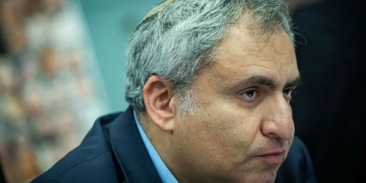 El ministro Zeev Elkin asiste a una reunión del Subcomité para la Rehabilitación de la Región de Tkuma, en la Knéset de Jerusalén, el 25 de noviembre de 2024. (Yonatan Sindel/Flash90)