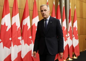 El primer ministro canadiense, Mark Carney, se retira tras una conferencia de prensa posterior a una reunión de gabinete para abordar las negociaciones comerciales con Estados Unidos y la situación en Oriente Medio, en el Teatro Nacional de Prensa de Ottawa, Ontario, Canadá, el 30 de julio de 2025. (Dave Chan / AFP)