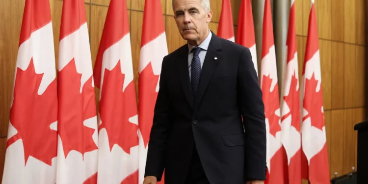 El primer ministro canadiense, Mark Carney, se retira tras una conferencia de prensa posterior a una reunión de gabinete para abordar las negociaciones comerciales con Estados Unidos y la situación en Oriente Medio, en el Teatro Nacional de Prensa de Ottawa, Ontario, Canadá, el 30 de julio de 2025. (Dave Chan / AFP)