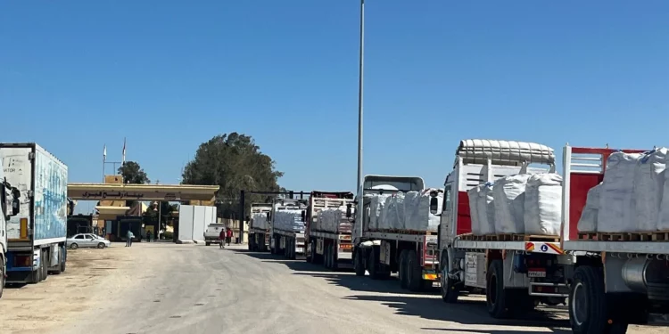 Egipto reanuda el envío de ayuda a Gaza con inspecciones israelíes