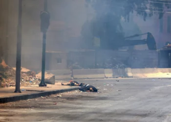 Se ven cuerpos al costado de una calle en la ciudad predominantemente drusa de Sweida el 15 de julio de 2025, luego de enfrentamientos entre tribus beduinas y combatientes drusos. (Foto de Bakr ALKASEM / AFP)