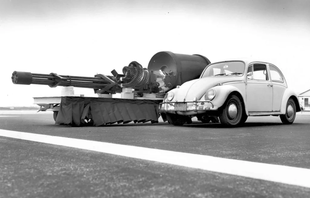 El tamaño del GAU-8/A, junto con el sistema de alimentación y el tambor de municiones, puede observarse con claridad en una imagen emblemática que lo muestra junto a un Volkswagen Beetle. (Crédito de imagen: Fuerza Aérea de los Estados Unidos)