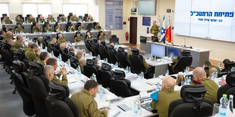 El jefe del Estado Mayor de las FDI, teniente general Eyal Zamir, habla en una evaluación situacional de múltiples frentes en la base de Glilot, cerca de Herzliya, el 21 de julio de 2025. (Fuerzas de Defensa de Israel)