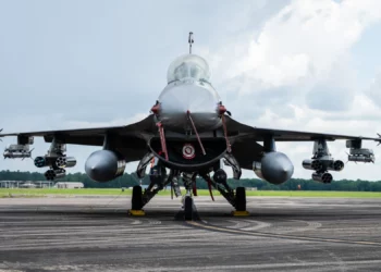 F-16 de la USAF en modo “bestia” lleva 42 cohetes APKWS II