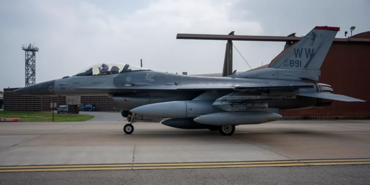 Base Aérea de Osan recibe F-16 mejorados desde Misawa