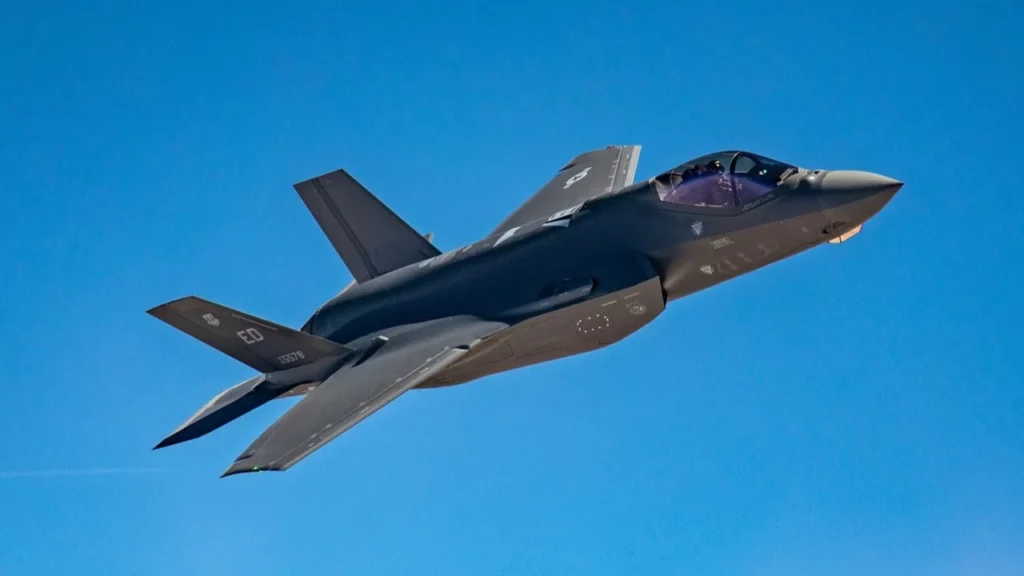 Un F-35 Lightning II sobrevuela la Base de la Fuerza Aérea Edwards, California, el 10 de mayo de 2023. (Foto de Darrin Russell / Lockheed Martin)
