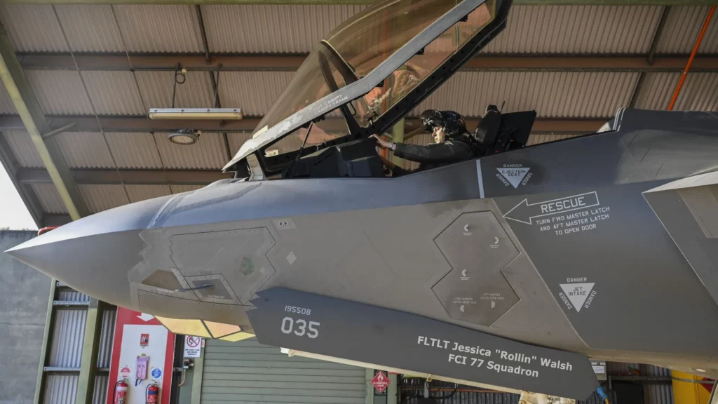 El mayor Colby “Burn” Kluesner, piloto evaluador del F-35A Lightning II del Ala de Combate 388, se prepara para el despegue en un F-35A de la Real Fuerza Aérea Australiana del Escuadrón No. 77.