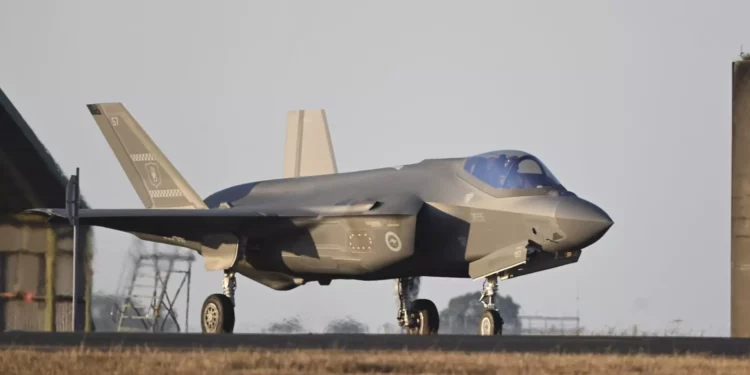Pilotos de la USAF, USMC y RAF vuelan F-35A australianos durante Talisman Sabre