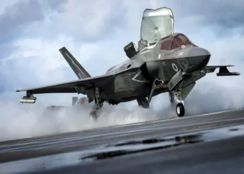 19 de junio de 2025 – El HMS Prince of Wales realizó una actividad simultánea con sus F-35 embarcados de los escuadrones 809 y 617, lanzando 8 aviones en rápida sucesión desde la vasta cubierta de vuelo del barco, además de tener varios helicópteros volando. (Crédito de la imagen: Crown Copyright 2025 / LPhot Bill Spurr)