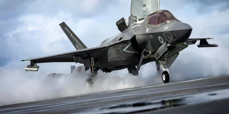 19 de junio de 2025 – El HMS Prince of Wales realizó una actividad simultánea con sus F-35 embarcados de los escuadrones 809 y 617, lanzando 8 aviones en rápida sucesión desde la vasta cubierta de vuelo del barco, además de tener varios helicópteros volando. (Crédito de la imagen: Crown Copyright 2025 / LPhot Bill Spurr)
