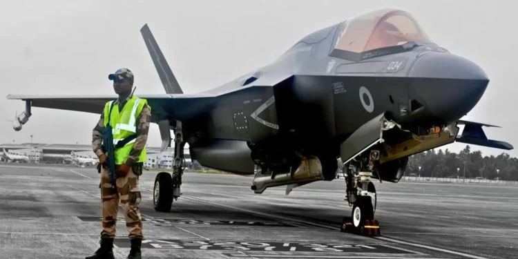 Un mes varado en la India: el F-35B británico despegó finalmente
