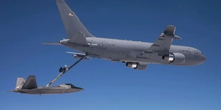 La pluma del KC-46 se rompe durante reabastecimiento del F-22