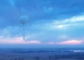 Reino Unido prueba globos ISR en EE. UU. como opción táctica de bajo costo El Reino Unido evalúa globos estratosféricos como medio de inteligencia, vigilancia y reconocimiento (ISR) para ampliar su capacidad operativa a menor costo. Los dispositivos pueden alcanzar grandes altitudes durante lapsos prolongados. La iniciativa, complementaria a los sistemas de vigilancia convencionales, avanzó con pruebas tecnológicas en Estados Unidos dirigidas por las empresas británicas Voltitude y Languard Systems junto con la firma estadounidense Aerostar. Las pruebas se efectuaron en Dakota del Sur a comienzos de 2025. Los globos, capaces de transportar hasta tres kilogramos de carga útil, volaron entre 60,000 y 80,000 pies, el doble que un avión comercial. Cada unidad recorrió más de 2.000 millas náuticas y permaneció en el aire por más de cinco días. Aerostar también fabricó el globo que Estados Unidos derribó en febrero de 2024 tras su paso por el territorio continental. El ministerio de Defensa del Reino Unido busca extender la autonomía operativa de estos sistemas hasta seis o doce meses y aumentar la capacidad de carga útil. Estas pruebas forman parte del Proyecto Aether, una iniciativa enfocada en sistemas estratosféricos no tripulados para ISR y comunicaciones. El proyecto se apoya en pseudosatélites de gran altitud (HAPS), caracterizados por su bajo costo y su permanencia prolongada en la estratósfera. Inicialmente lanzado por la unidad de Capacidad e Innovación Futura dentro de Equipos y Apoyo de Defensa, el Proyecto Aether quedó bajo la responsabilidad de la Innovación de Defensa del Reino Unido (UKDI), ahora administrada por la Dirección Nacional de Armamento. La reorganización institucional ocurrió bajo el gobierno laborista en funciones. Un alto funcionario del ministerio de Defensa declaró en marzo de 2023 que los estudios de viabilidad comenzaron en 2016. El uso militar de globos ha sido explorado desde hace décadas. Aunque su aplicación científica y meteorológica es reconocida, también han sido empleados en tareas de recolección de datos. A comienzos de 2024, globos chinos sobrevolaron Estados Unidos y América Latina. Uno de ellos, de 60 metros de altura, portaba paneles solares y una carga útil de más de 900 kilogramos. La Fuerza Aérea estadounidense lo derribó mediante un F-22 Raptor. Entidades civiles también utilizan globos estratosféricos. En diciembre de 2024, la Agencia Espacial Europea los empleó para transportar sensores a través de la atmósfera. Un vuelo partió de Suecia y llegó a Canadá en cuatro días, alcanzando una altitud de 115 kilómetros. Estos antecedentes confirman la viabilidad técnica de estas plataformas para misiones prolongadas en altitud elevada. Los globos HAPS ofrecen al Reino Unido una opción operativa rentable en un entorno marcado por restricciones presupuestarias. A diferencia de sistemas complejos como el programa estadounidense Golden Dome, estas plataformas son asequibles, de despliegue rápido y adaptables a diversas misiones. Aerostar sostiene que pueden cubrir el vacío operativo existente entre aeronaves pilotadas y satélites. Maria Eagle, ministra de Adquisiciones e Industria de Defensa del Reino Unido, afirmó que estas tecnologías permiten operar en entornos complejos y mejorar la conciencia situacional. Añadió que el objetivo es utilizar sistemas comprobados y económicos que generen efectos militares dentro de un presupuesto limitado. El enfoque británico responde a necesidades tácticas concretas. La iniciativa representa un intento de revisar conceptos aeroespaciales previamente utilizados ante las exigencias actuales. Las pruebas dentro del Proyecto Aether constituyen un avance hacia una constelación estratosférica de ISR. Esta capacidad podría establecer nuevas condiciones operativas en la relación entre costos, rendimiento técnico y duración de las misiones aéreas.