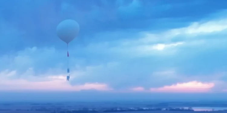 Reino Unido prueba globos ISR en EE. UU. como opción táctica de bajo costo El Reino Unido evalúa globos estratosféricos como medio de inteligencia, vigilancia y reconocimiento (ISR) para ampliar su capacidad operativa a menor costo. Los dispositivos pueden alcanzar grandes altitudes durante lapsos prolongados. La iniciativa, complementaria a los sistemas de vigilancia convencionales, avanzó con pruebas tecnológicas en Estados Unidos dirigidas por las empresas británicas Voltitude y Languard Systems junto con la firma estadounidense Aerostar. Las pruebas se efectuaron en Dakota del Sur a comienzos de 2025. Los globos, capaces de transportar hasta tres kilogramos de carga útil, volaron entre 60,000 y 80,000 pies, el doble que un avión comercial. Cada unidad recorrió más de 2.000 millas náuticas y permaneció en el aire por más de cinco días. Aerostar también fabricó el globo que Estados Unidos derribó en febrero de 2024 tras su paso por el territorio continental. El ministerio de Defensa del Reino Unido busca extender la autonomía operativa de estos sistemas hasta seis o doce meses y aumentar la capacidad de carga útil. Estas pruebas forman parte del Proyecto Aether, una iniciativa enfocada en sistemas estratosféricos no tripulados para ISR y comunicaciones. El proyecto se apoya en pseudosatélites de gran altitud (HAPS), caracterizados por su bajo costo y su permanencia prolongada en la estratósfera. Inicialmente lanzado por la unidad de Capacidad e Innovación Futura dentro de Equipos y Apoyo de Defensa, el Proyecto Aether quedó bajo la responsabilidad de la Innovación de Defensa del Reino Unido (UKDI), ahora administrada por la Dirección Nacional de Armamento. La reorganización institucional ocurrió bajo el gobierno laborista en funciones. Un alto funcionario del ministerio de Defensa declaró en marzo de 2023 que los estudios de viabilidad comenzaron en 2016. El uso militar de globos ha sido explorado desde hace décadas. Aunque su aplicación científica y meteorológica es reconocida, también han sido empleados en tareas de recolección de datos. A comienzos de 2024, globos chinos sobrevolaron Estados Unidos y América Latina. Uno de ellos, de 60 metros de altura, portaba paneles solares y una carga útil de más de 900 kilogramos. La Fuerza Aérea estadounidense lo derribó mediante un F-22 Raptor. Entidades civiles también utilizan globos estratosféricos. En diciembre de 2024, la Agencia Espacial Europea los empleó para transportar sensores a través de la atmósfera. Un vuelo partió de Suecia y llegó a Canadá en cuatro días, alcanzando una altitud de 115 kilómetros. Estos antecedentes confirman la viabilidad técnica de estas plataformas para misiones prolongadas en altitud elevada. Los globos HAPS ofrecen al Reino Unido una opción operativa rentable en un entorno marcado por restricciones presupuestarias. A diferencia de sistemas complejos como el programa estadounidense Golden Dome, estas plataformas son asequibles, de despliegue rápido y adaptables a diversas misiones. Aerostar sostiene que pueden cubrir el vacío operativo existente entre aeronaves pilotadas y satélites. Maria Eagle, ministra de Adquisiciones e Industria de Defensa del Reino Unido, afirmó que estas tecnologías permiten operar en entornos complejos y mejorar la conciencia situacional. Añadió que el objetivo es utilizar sistemas comprobados y económicos que generen efectos militares dentro de un presupuesto limitado. El enfoque británico responde a necesidades tácticas concretas. La iniciativa representa un intento de revisar conceptos aeroespaciales previamente utilizados ante las exigencias actuales. Las pruebas dentro del Proyecto Aether constituyen un avance hacia una constelación estratosférica de ISR. Esta capacidad podría establecer nuevas condiciones operativas en la relación entre costos, rendimiento técnico y duración de las misiones aéreas.