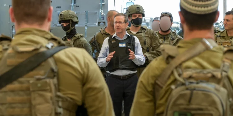 Herzog visita Gaza y afirma que Israel cumple el derecho internacional