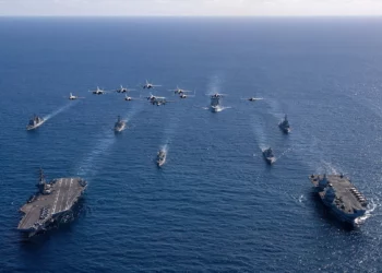 El Grupo de Ataque de Portaaviones británico lidera maniobras sin precedentes en Australia
