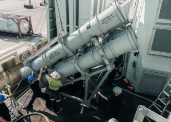 El HMCS Ville de Québec recarga misiles de ataque Harpoon Block II