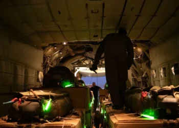 Israel lanza ayuda desde el aire en Gaza y anuncia pausas humanitarias
