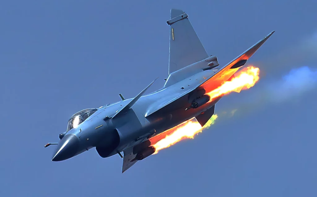 El J‑10C muestra los dientes en Pakistán: ¿estamos ante el nuevo F‑16 chino?