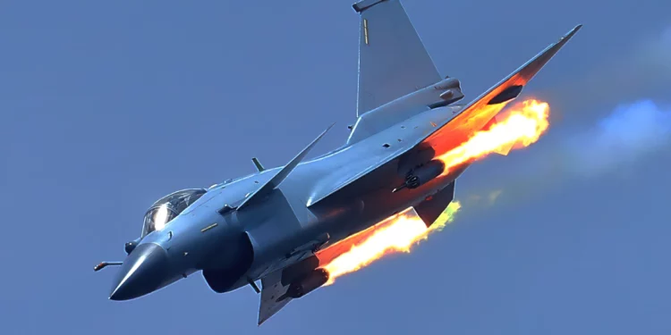 El J‑10C muestra los dientes en Pakistán: ¿estamos ante el nuevo F‑16 chino?