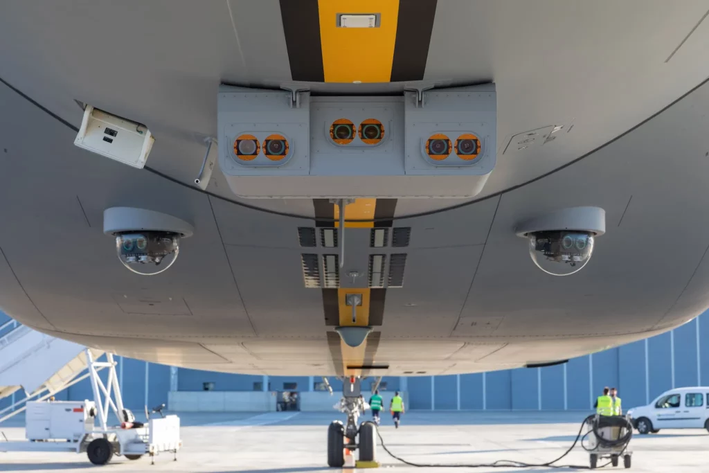 Las dos torretas del sistema J-MUSIC instaladas en un avión cisterna MMF A330 MRTT de la OTAN. (Crédito de la imagen: Airbus)