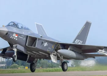 Uno de los dos prototipos biplaza del KF-21. (Crédito de la imagen: ROKAF)