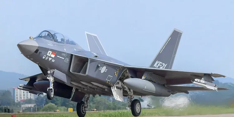 Uno de los dos prototipos biplaza del KF-21. (Crédito de la imagen: ROKAF)
