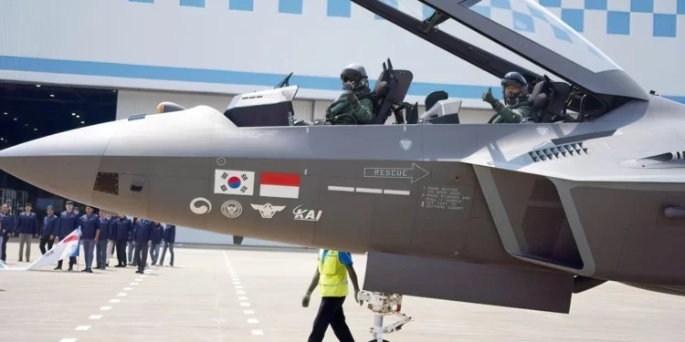 Jefe de Fuerza Aérea Polaca y piloto indonesio prueban el KF-21 Boramae