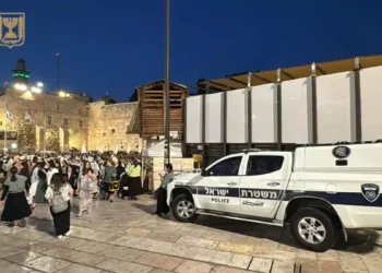 Una mujer herida en el Muro Occidental al caer una bala en la Plaza de Oración