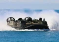 Ejército de EE. UU. y Japón ejecutan desembarco conjunto con LCAC en Australia