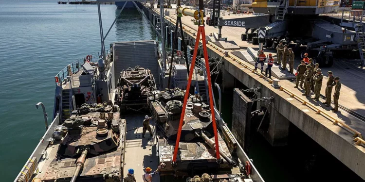 EE. UU. y Australia cargan tanques M1A2 en lanchas durante ejercicio conjunto