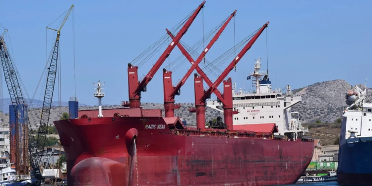 Los islamistas hutíes de Yemen afirman que el carguero que atacaron el domingo se ha hundido