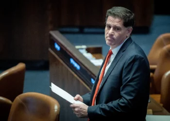 El ministro de Asuntos Estratégicos, Ron Dermer, asiste a una sesión plenaria de la Knéset en Jerusalén el 22 de enero de 2025. (Yonatan Sindel/Flash90)