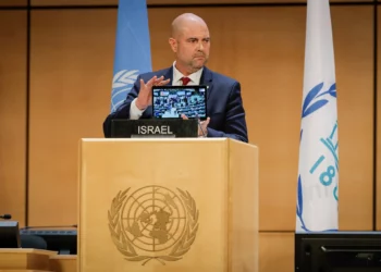 El presidente de la Knéset, Amir Ohana, habla en la Sexta Conferencia Mundial de presidentes de Parlamentos de la Unión Interparlamentaria en Ginebra el 29 de julio de 2025 (Noam Moskowitz, Oficina del Portavoz de la Knéset).
