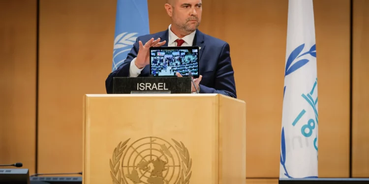 El presidente de la Knéset, Amir Ohana, habla en la Sexta Conferencia Mundial de presidentes de Parlamentos de la Unión Interparlamentaria en Ginebra el 29 de julio de 2025 (Noam Moskowitz, Oficina del Portavoz de la Knéset).