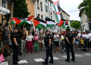 Manifestantes en el Tour de Francia exigen que Israel sea expulsado de la carrera