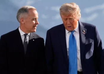 Trump rechaza reconocimiento a Estado palestino y vincula medida con Hamás La Casa Blanca reiteró que el presidente Donald Trump considera que reconocer un Estado palestino equivaldría a recompensar a Hamás. Esta declaración se produjo después del anuncio de Canadá sobre su intención de sumarse en septiembre a otros países occidentales que manifestaron su apoyo a dicha medida. Un funcionario de la Casa Blanca afirmó en un comunicado: “Como dijo el presidente, estaría recompensando a Hamás si reconoce un Estado palestino, y no cree que deban ser recompensados. Así que no va a hacer eso. El enfoque del presidente Trump es alimentar a la gente”. La declaración respondió a consultas de periodistas respecto al anuncio canadiense. Durante una intervención el martes, Trump evitó emitir críticas directas contra el Reino Unido y Francia por sus respectivos planes de reconocimiento. En cambio, sostuvo que sus líderes tienen derecho a tomar sus propias decisiones. La nueva declaración oficial mantiene esa línea general sin modificaciones sustanciales. Aunque Israel podría haber esperado una intervención más activa por parte de Estados Unidos para frenar esas iniciativas internacionales. No se ha observado ningún esfuerzo concreto orientado a bloquear dichos reconocimientos. El comunicado de la Casa Blanca subrayó que el enfoque de Trump consiste en atender la crisis alimentaria en Gaza. Sin embargo, no se mencionó ninguna estrategia relacionada con la liberación de los rehenes aún cautivos, a pesar de la persistencia del estancamiento en las negociaciones de alto el fuego. El lunes, Trump anunció un nuevo plan de ayuda para Gaza que contempla la instalación de centros adicionales de distribución de alimentos en la Franja. Según la Casa Blanca, los detalles del plan serían publicados, pero hasta ahora no se ha presentado ninguna actualización oficial sobre la implementación. Aunque Trump declaró que Israel asumiría la gestión de los nuevos centros de alimentos, un alto funcionario israelí indicó que no se les informó sobre ninguna iniciativa de ese tipo ni tienen conocimiento de su existencia en alguna fase de planificación.