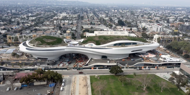 Un ovni de arte aterriza en Los Ángeles: así luce el Museo Lucas en Exposition Park