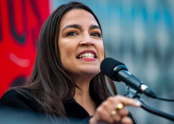 Vandalizan oficina de Ocasio-Cortez tras votar contra recorte a defensa israelí