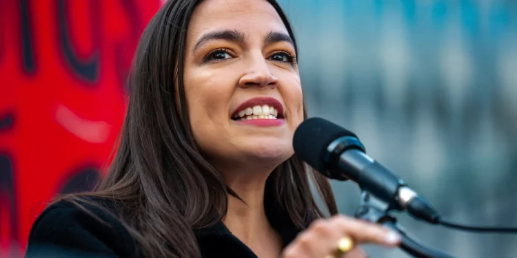 Vandalizan oficina de Ocasio-Cortez tras votar contra recorte a defensa israelí