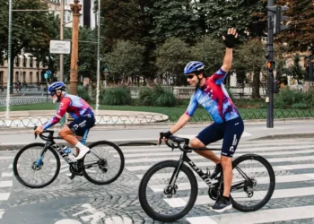 Exrehén israelí recorre etapa final del Tour de Francia junto a equipo nacional