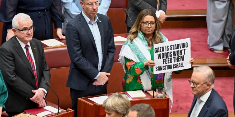 Manifestantes y legisladores exigen sanciones contra Israel en la reapertura del Parlamento australiano