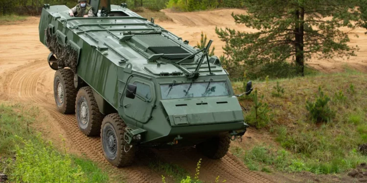 Letonia arma a Ucrania con 42 blindados Patria 6x6: Desafío directo al Kremlin