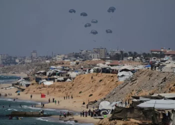 La ayuda humanitaria se lanza desde el aire a los palestinos sobre el centro de la Franja de Gaza, como se ve desde Jan Yunis el 28 de julio de 2025. (AP Foto/Abdel Kareem Hana)