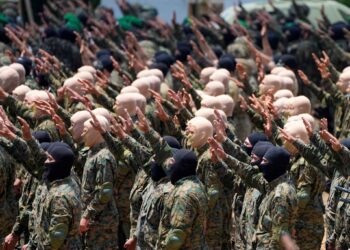 Hombres armados del grupo terrorista libanés Hezbolá realizan un ejercicio de entrenamiento en la aldea de Aaramta, en el distrito de Jezzine, en el sur del Líbano, el 21 de mayo de 2023. (Foto AP/Hassan Ammar, archivo)