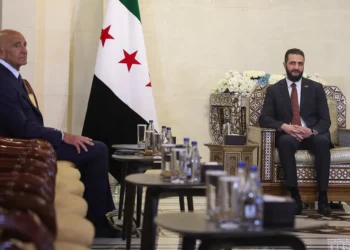 El presidente interino de Siria, Ahmed al-Sharaa, a la derecha, se reúne con el embajador de Estados Unidos en Turquía y enviado especial a Siria, Tom Barrack, en el Palacio del Pueblo en Damasco, Siria, el 9 de julio de 2025. (AP Foto/Ghaith Alsayed)