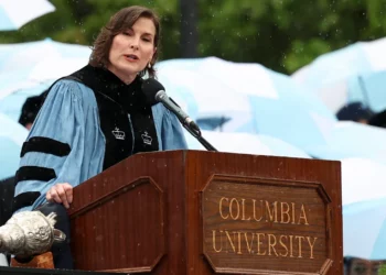 Shipman se disculpa por mensajes contra miembro judía de Columbia