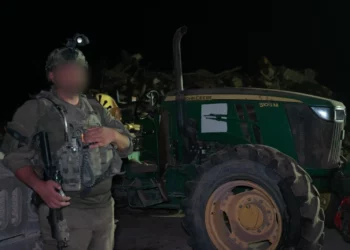 Soldados de las FDI recuperan tractor saqueado de Kfar Aza el 7 de octubre